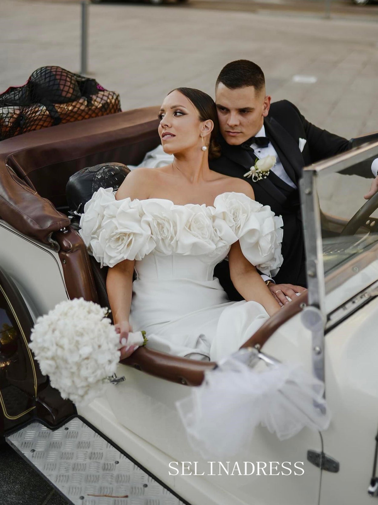 Off-the-shoulder Mermaid White Wedding Dress Hand made flower Satin Wedding Gowns EVW004|Selinadress