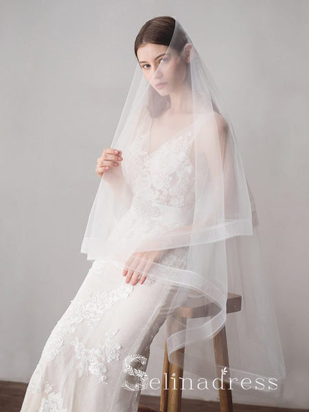 https://www.selinadress.com/cdn/shop/products/two-layers-ivory-tulle-knee-length-wedding-veils-alc011_grande.jpg?v=1572163351